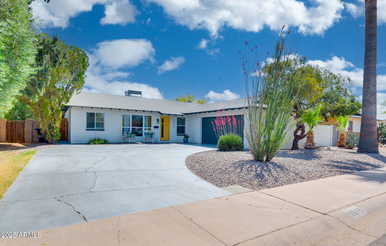Building Photo - 8619 E Jackrabbit Rd