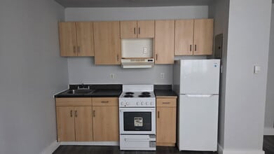 Building Photo - 570 Ellice Ave