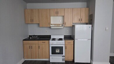 Building Photo - 570 Ellice Ave