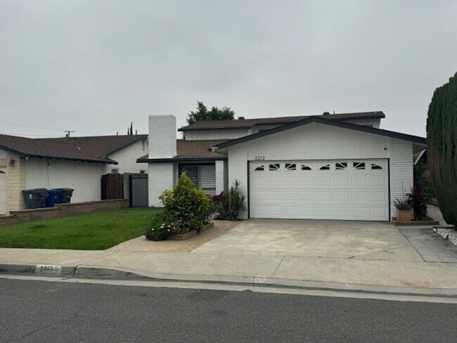 Building Photo - Modern 4 Bedroom 3 Bath Pool Home with A/C...