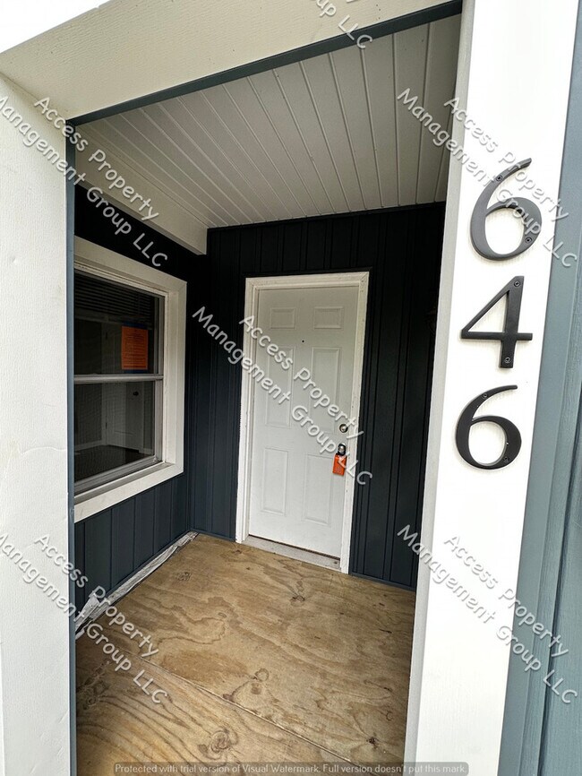 Building Photo - Close to Bridge St NW 3 Bedroom Duplex