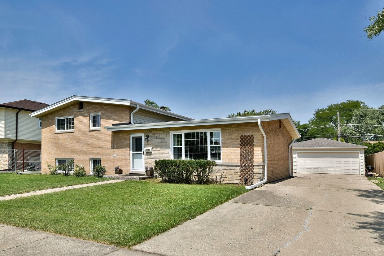 Primary Photo - 7230 Suffield St