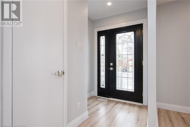 Building Photo - 101 Lyndhurst Dr