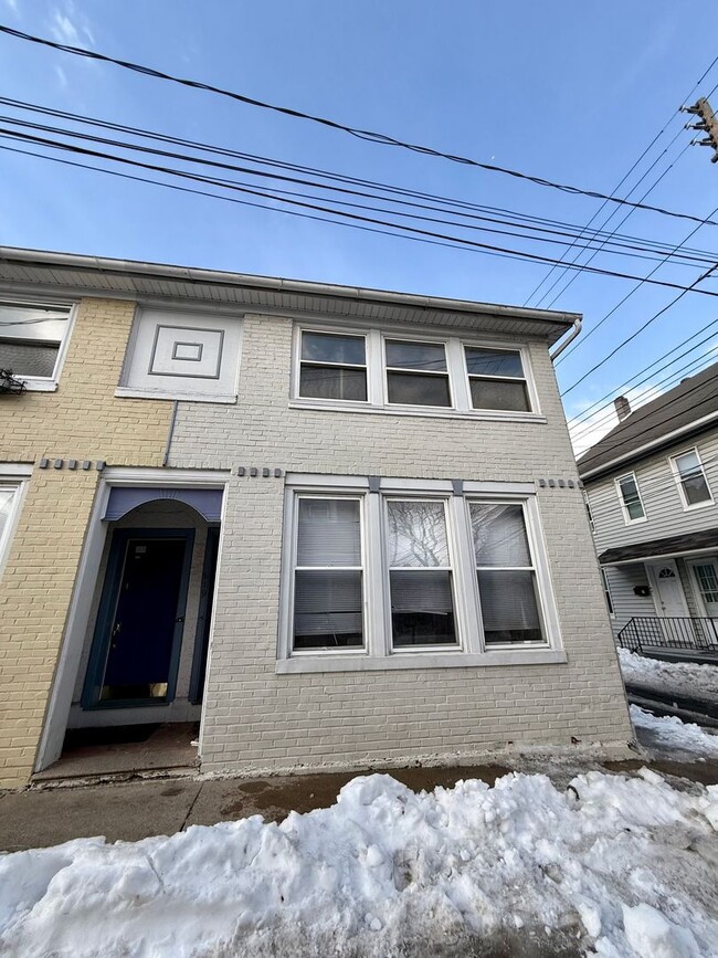 Building Photo - 619 School St