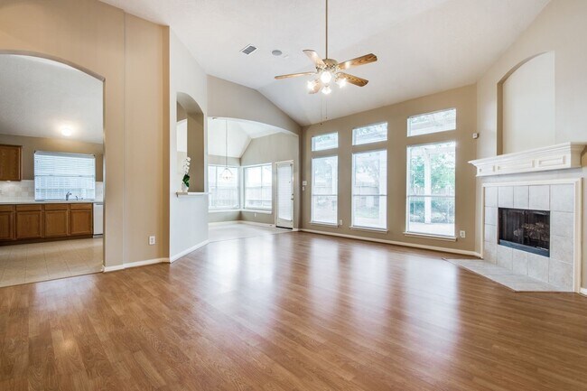 Foto del edificio - 7302 Hollow Field Ln