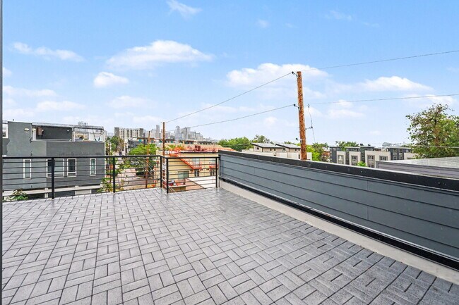 Foto del edificio - Newer Construction Townhome Available Now!