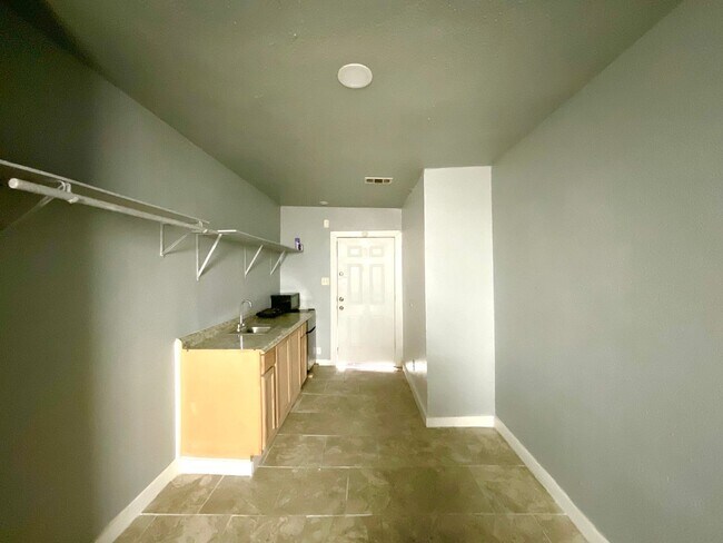 Foto del edificio - ALL BILLS PAID!!! Convenient Studio Unit!