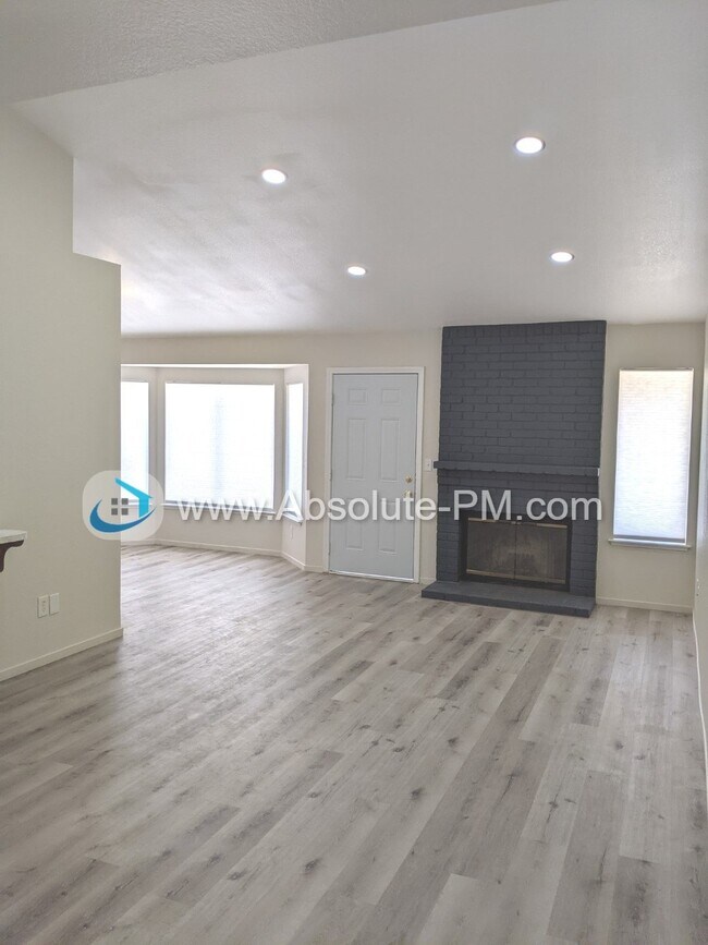 Building Photo - Amazing 4 Bedroom 2 Bath Home located in a...