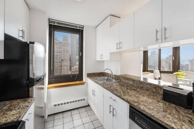 Building Photo - 3 bedroom in NEW YORK NY 10282