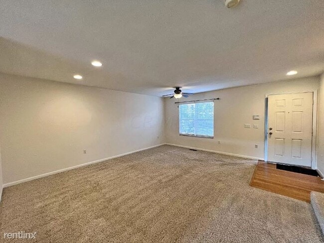 Building Photo - 3 br, 2.5 bath Condo - 6475 Crabapple dr