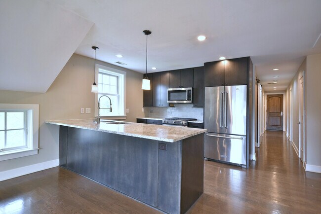 Foto del edificio - 296 N Maple Ave