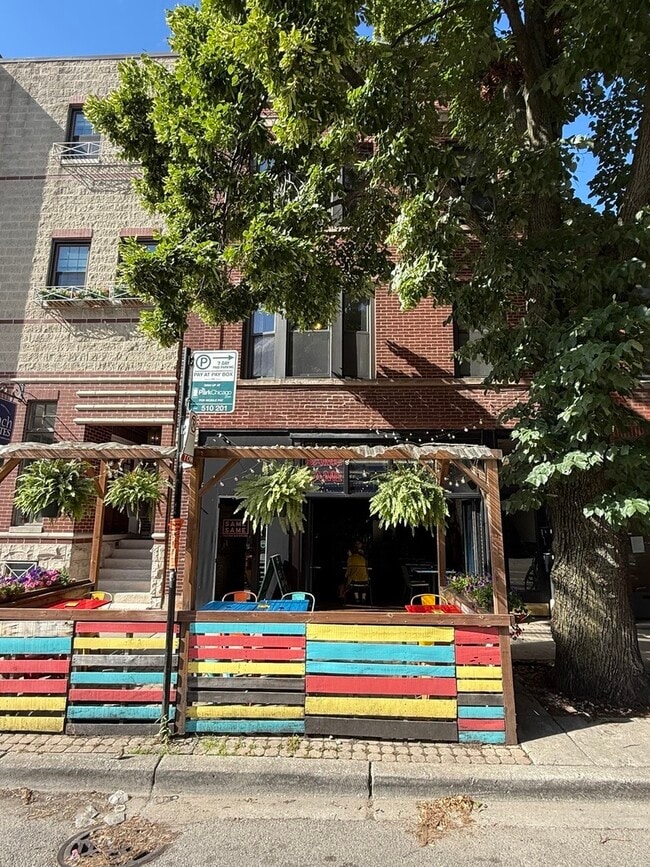 Building Photo - 2022 W Roscoe St