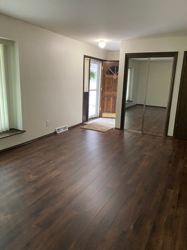 Living room - 525 Forest Ct