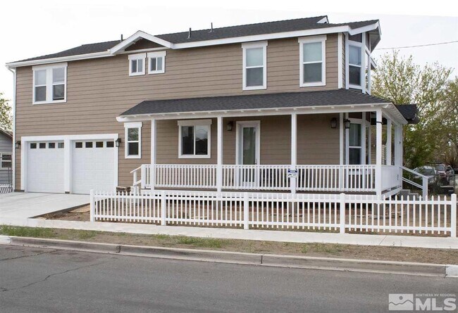 Foto del edificio - Custom built in 2021; 3-bedroom 2.5-baths; 2-car garage plus 2 off-street spaces