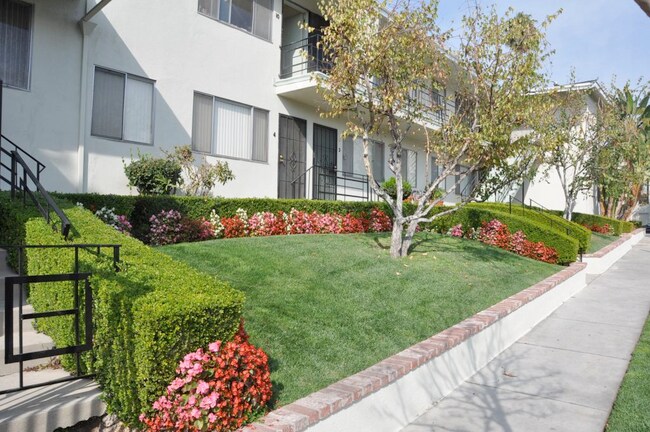 Beautifully maintained entrance - 1411 Ellsmere Ave