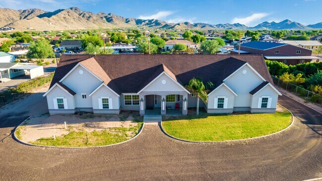 Foto del edificio - Beautiful 4 Bedroom Home on 1.25 ACRES in QUEEN CREEK!