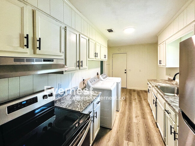 Building Photo - Charming 3-Bedroom Home in Prime Location ...