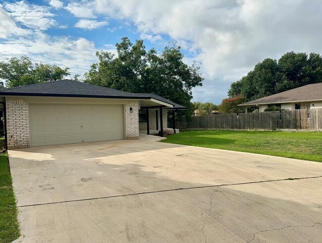 Building Photo - 135 Stephanie Dr