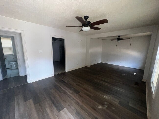 Building Photo - 2 bedroom 1 bathroom home