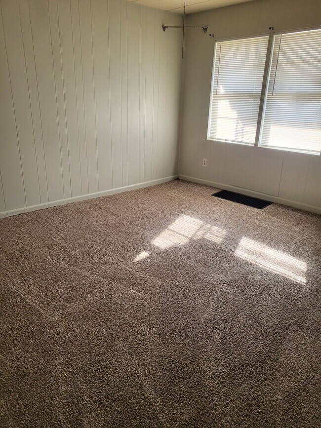Building Photo - 1 bed with washer dryer hook up