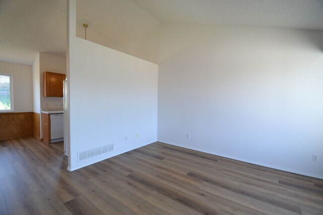 Building Photo - Newly Remodeled 3 Bedroom!