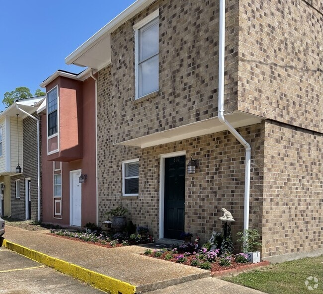 Building Photo - Camelot Apartments