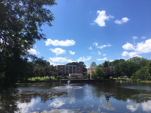 Foto del edificio - Parkway Manor on the Lake