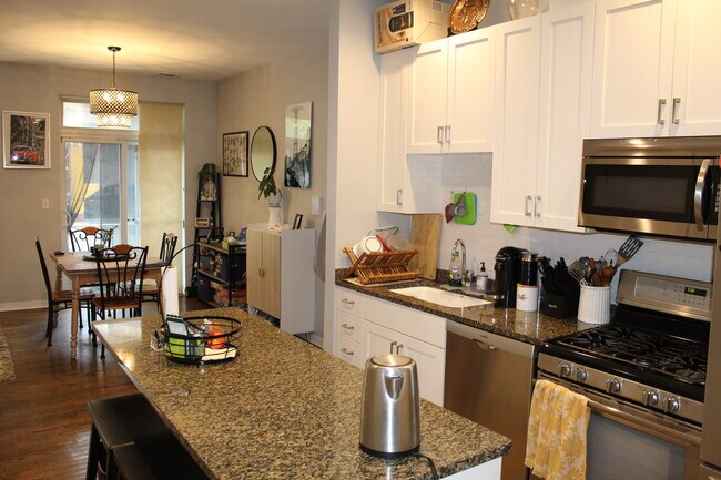 kitchen - 946 W Fry St