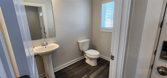 Building Photo - 2120 Delano Dr