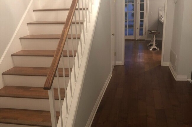 Entrada 2 - 11344 Baird Ave