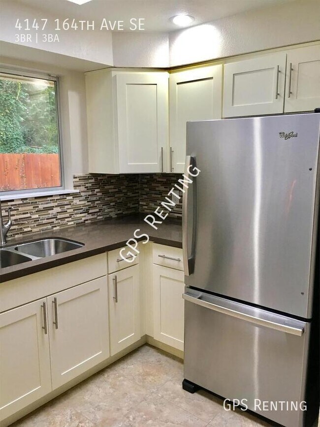 Building Photo - Rambler Style 3 bedroom home in Bellevue!