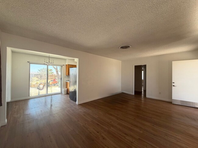 Building Photo - 3 Bedroom 1 Bathroom House with Spacious Bedrooms and Fenced Backyard