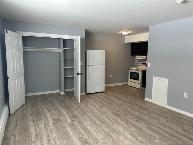 Building Photo - Colonial Court