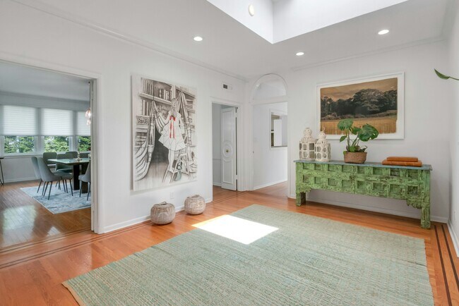 Foto del edificio - 136 Fox Meadow Rd