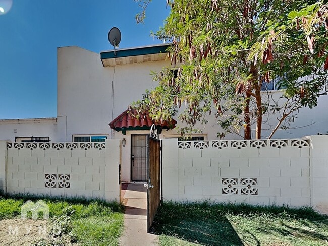 Foto del edificio - 2132 W Glenrosa Ave