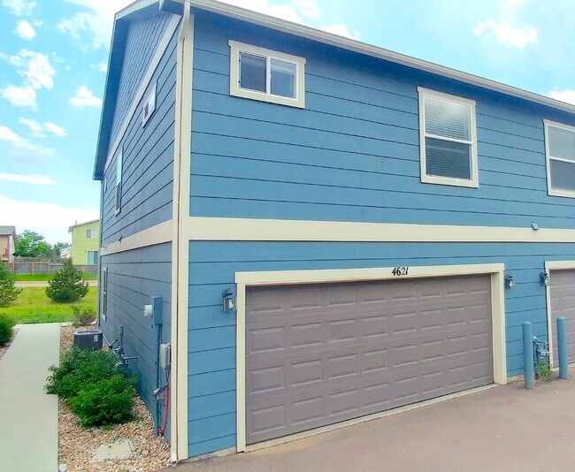 Building Photo - Spacious End Unit - The Townhomes at Bradl...