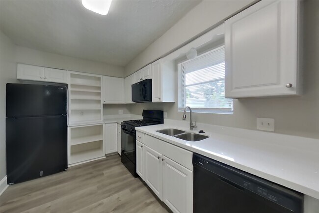 Building Photo - 4427 Oakside Dr