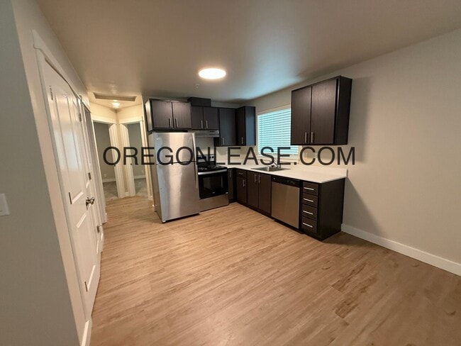 Building Photo - Newer 2-Bedroom Apartment located off Jasp...