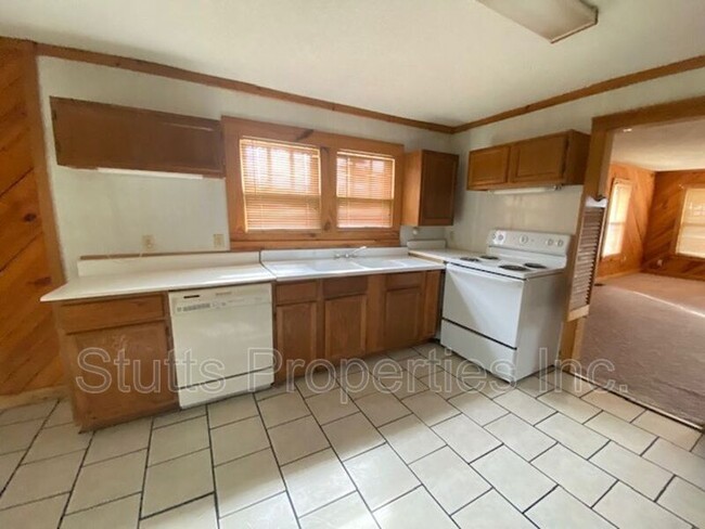 Building Photo - 1806 Veterans Dr