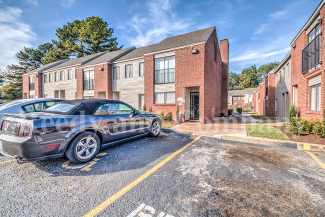 Building Photo - Affordable and renovated townhome!