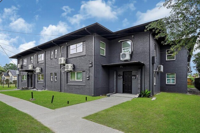 Building Photo - 7210 Dahlia St