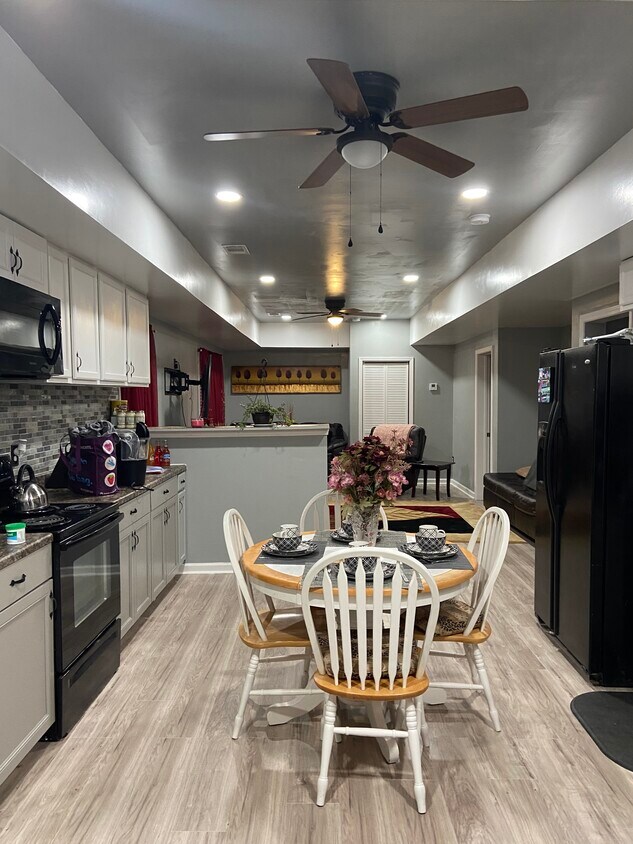 Full kitchen - 7853 Mohansic Park Ln