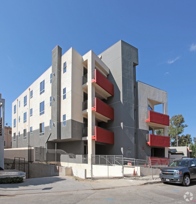 Building Photo - 13712 Valleyheart Dr