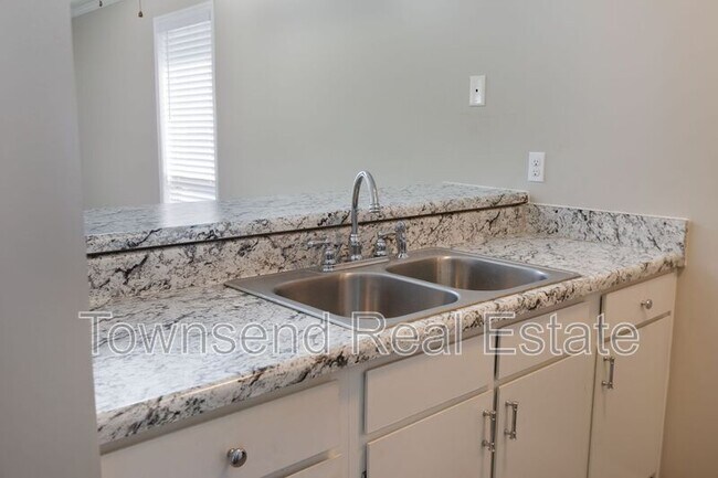 Building Photo - 5849 Century Oaks Dr