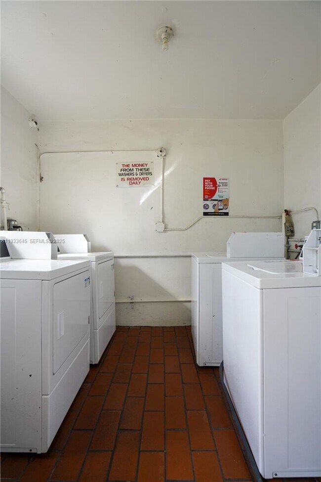 Foto del edificio - 1940 Biarritz Dr