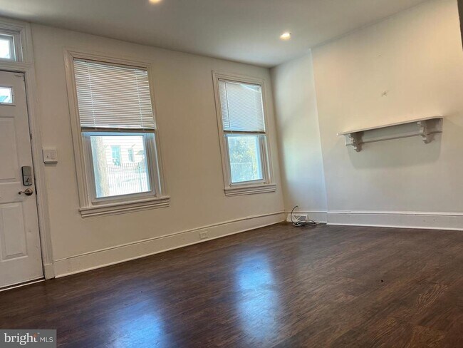 Building Photo - 212 E Spruce St