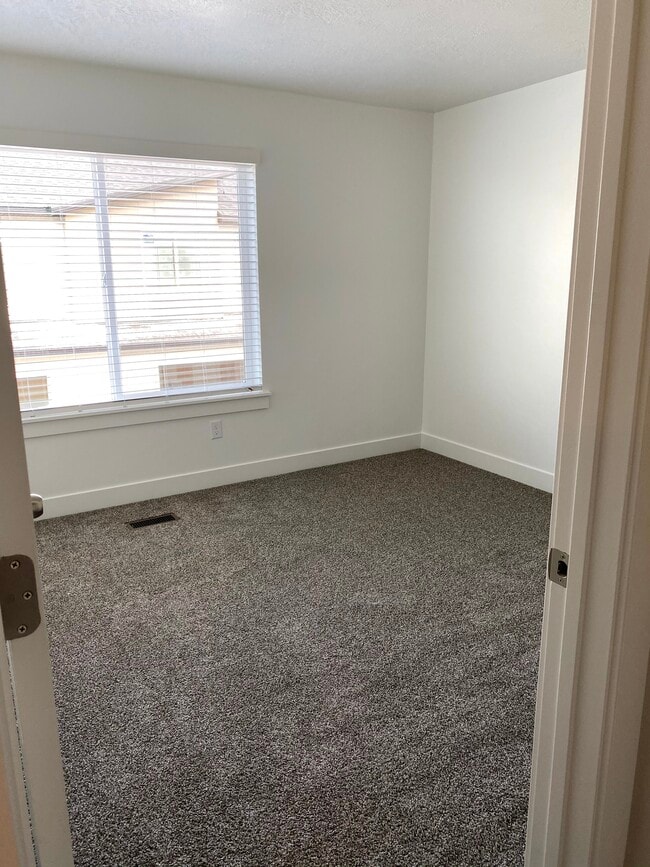 Building Photo - 424 W 40 S