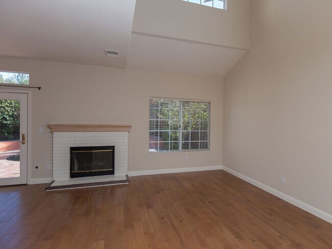 Foto del edificio - Lovely 3 Bedroom, 2.5 bath, 2-Car Garage, ...
