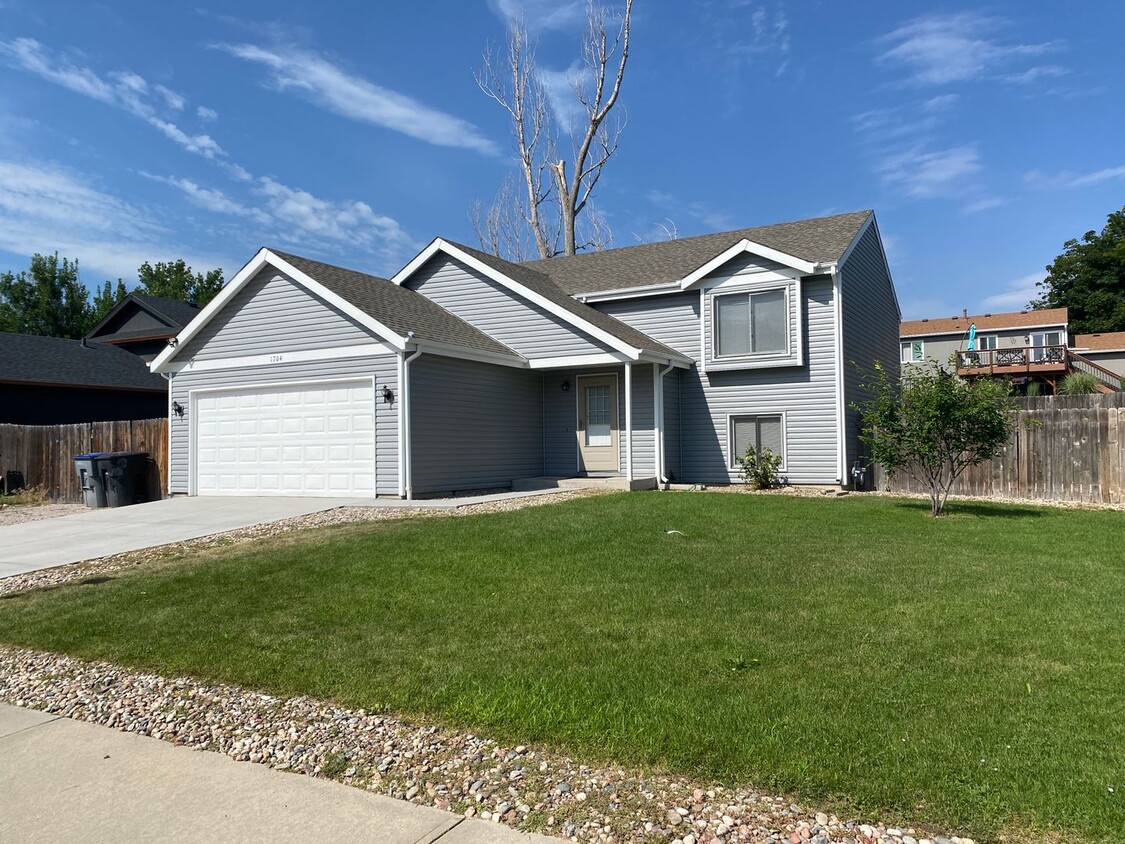 Primary Photo - Beautiful Bi-Level Home
