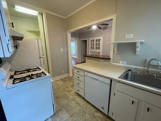 Building Photo - Charming Down Stairs Apartment In South Hi...